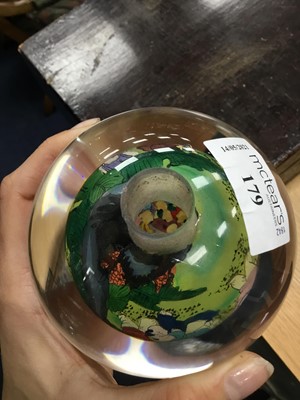 Lot 179 - AN EARLY 20TH CENTURY CHINESE INTERIOR PAINTED GLASS ORB