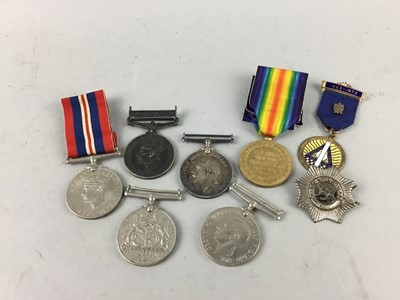 Lot 195 - A COLLECTION OF WAR MEDALS AND COINS