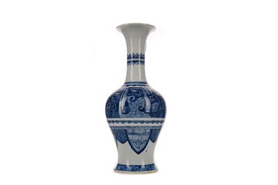 Lot 776 - AN EARLY 20TH CENTURY CHINESE BLUE AND WHITE VASE