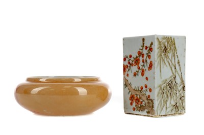 Lot 780 - AN EARLY 20TH CENTURY CHINESE SPILL VASE AND A DISH