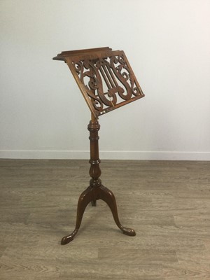 Lot 1411 - A MAHOGANY AND WALNUT SINGLE SIDED ADJUSTABLE MUSIC STAND