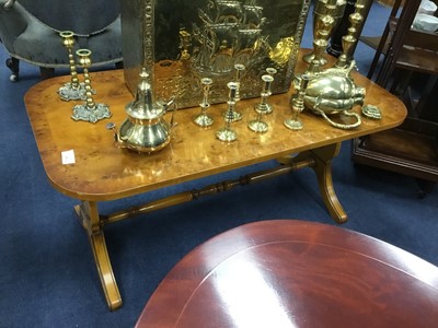 Lot 284 - A REPRODUCTION COFFEE TABLE