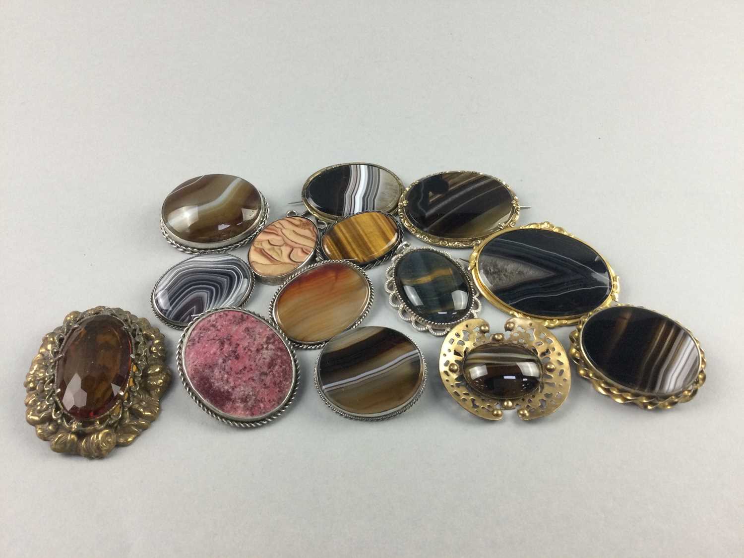 Lot 84 - A LOT OF HARDSTONE BROOCHES