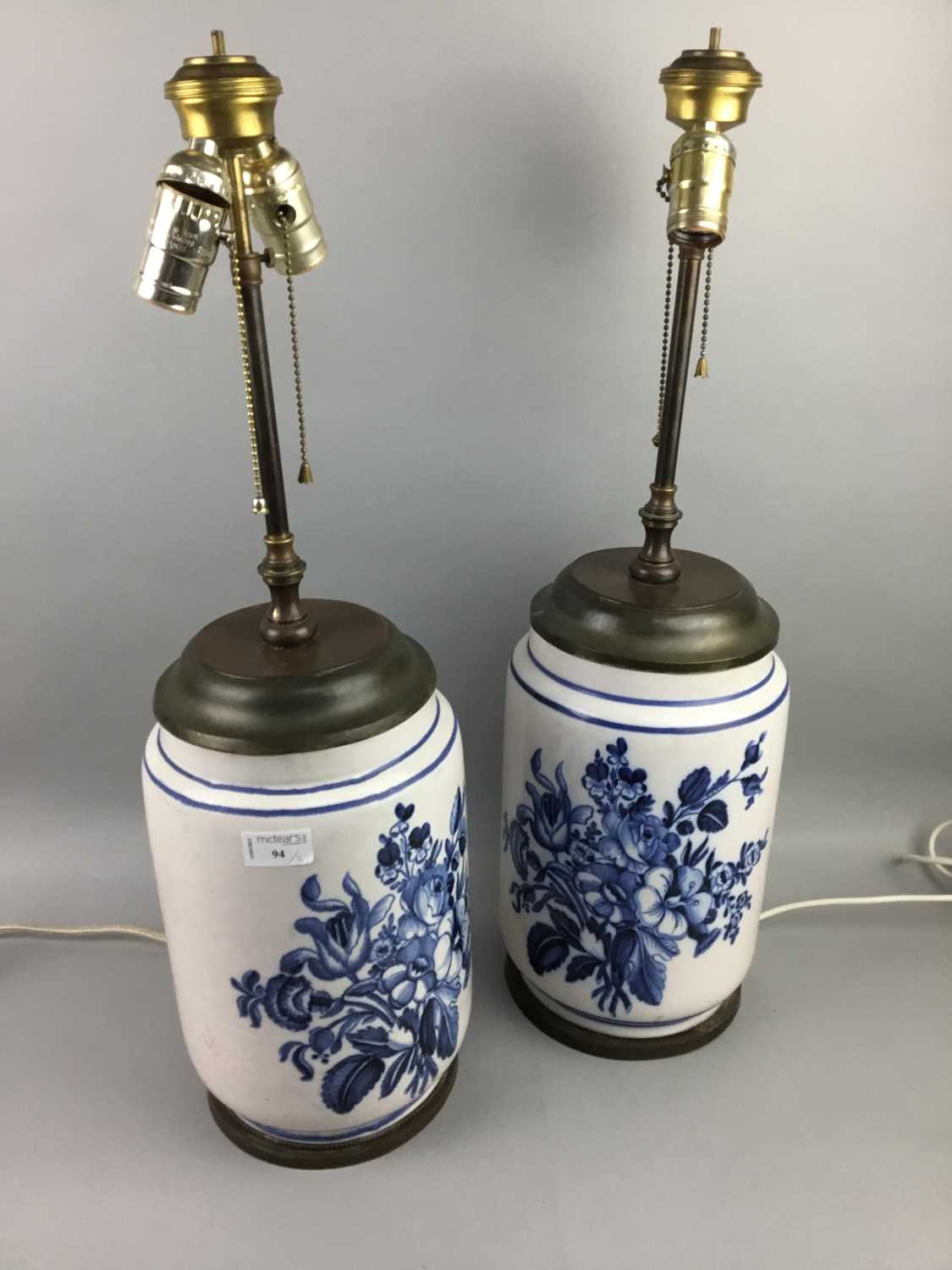 Lot 94 - A PAIR OF DELFT STYLE BLUE AND WHITE CERAMIC TABLE LAMPS