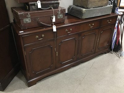 Lot 402 - A REPRODUCTION MAHOGANY SIDEBOARD
