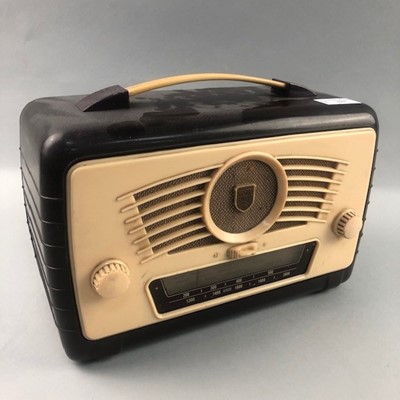 Lot 322 - AN ULTRA RADIO IN BAKELITE CASE