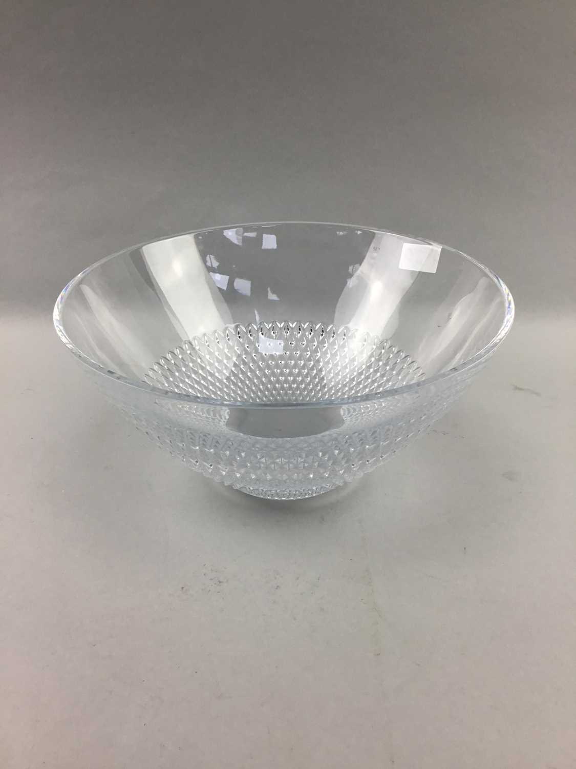 Lot 64 - A LOT OF GLASS WARE INCLUDING A JOHN ROCHA WATERFORD CRYSTAL BOWL