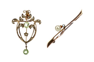 Lot 312 - A GREEN GEM SET AND SEED PEARL HOLBEIN AND A BAR BROOCH