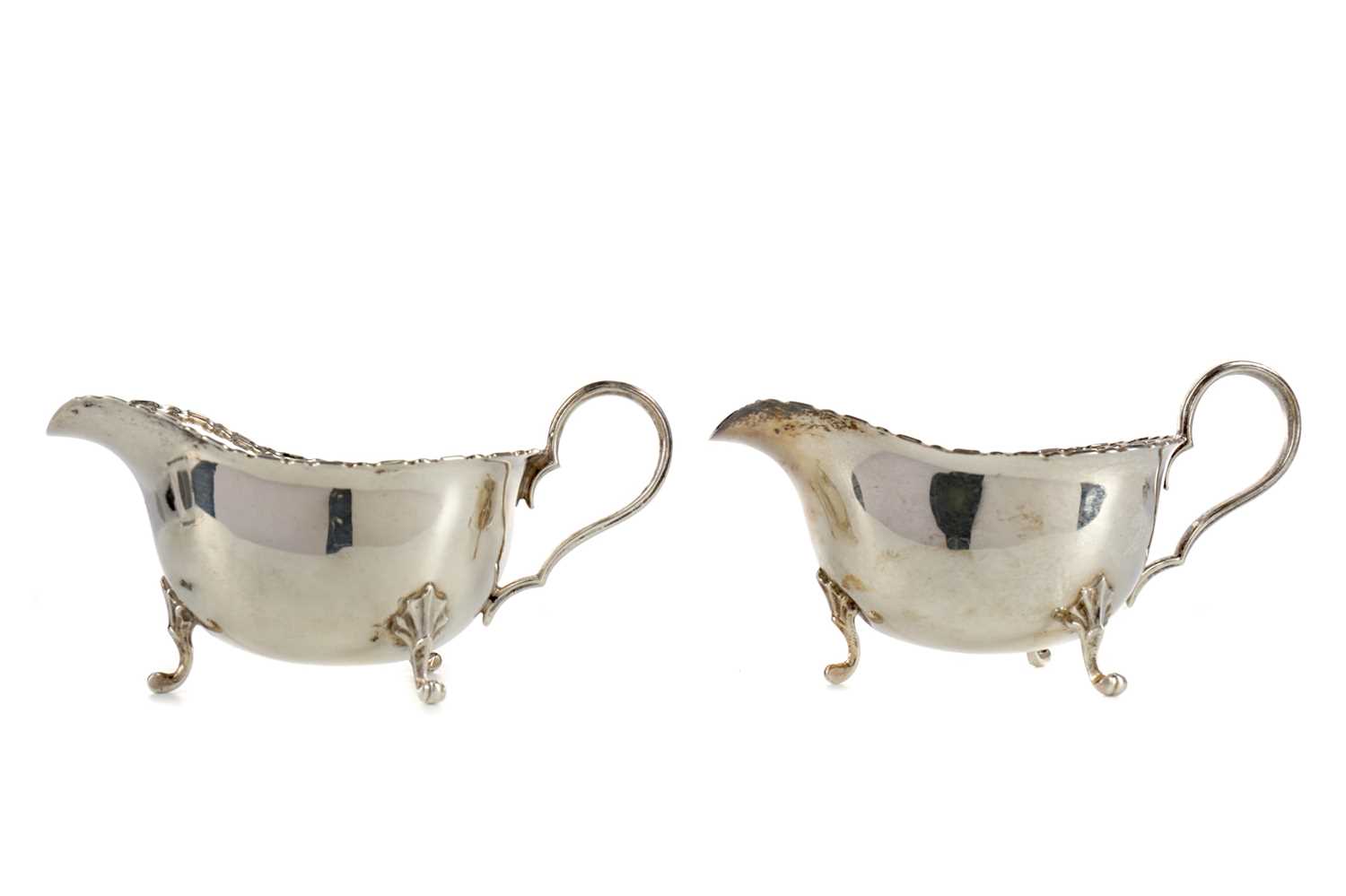 Lot 459 - A PAIR OF EARLY 20TH CENTURY SILVER SAUCE BOATS