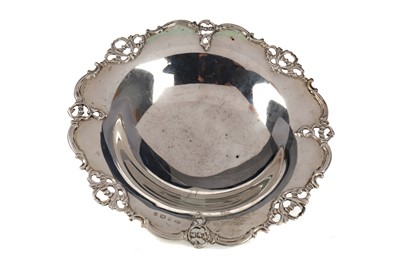 Lot 456 - A GEORGE V SILVER COMPORT