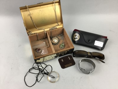 Lot 364 - A PAN AM MEMORABILIA AND COSTUME JEWELLERY