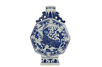 Lot 784 - A 20TH CENTURY CHINESE BLUE AND WHITE VASE
