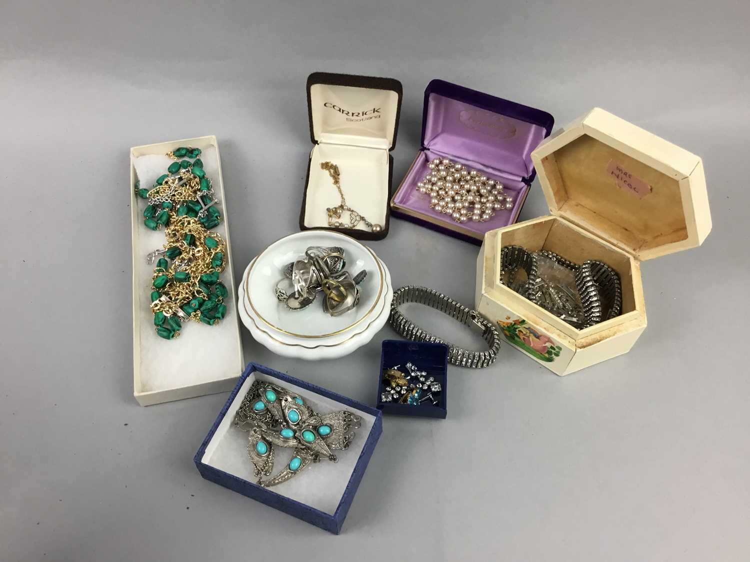 Lot 31 - A LOT OF COSTUME JEWELLERY INCLUDING BROOCHES AND RINGS