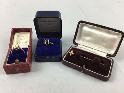 Lot 36 - AN EARLY 20TH CENTURY GOLD STICK PIN AND OTHER JEWELLERY