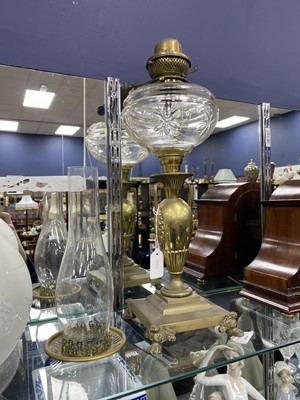 Lot 466 - A VICTORIAN BRASS BALUSTER COLUMN OIL LAMP