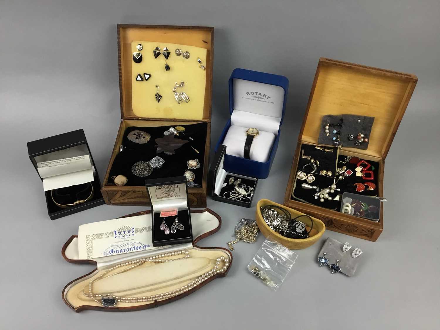 Lot 22 - A COLLECTION OF COSTUME JEWELLERY AND STAMPS