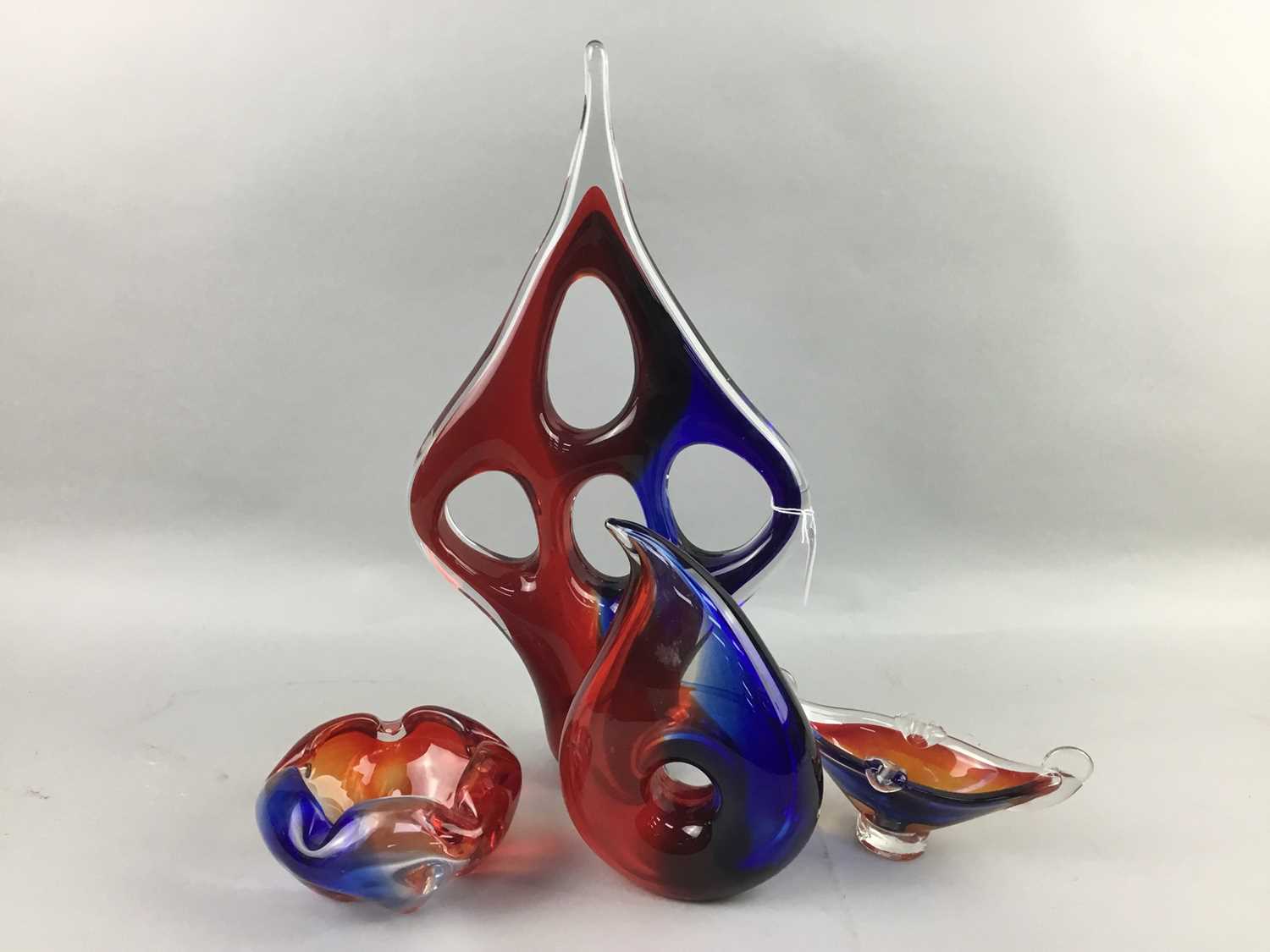 Lot 17 - A MURANO GLASS ABSTRACT SCULPTURE
