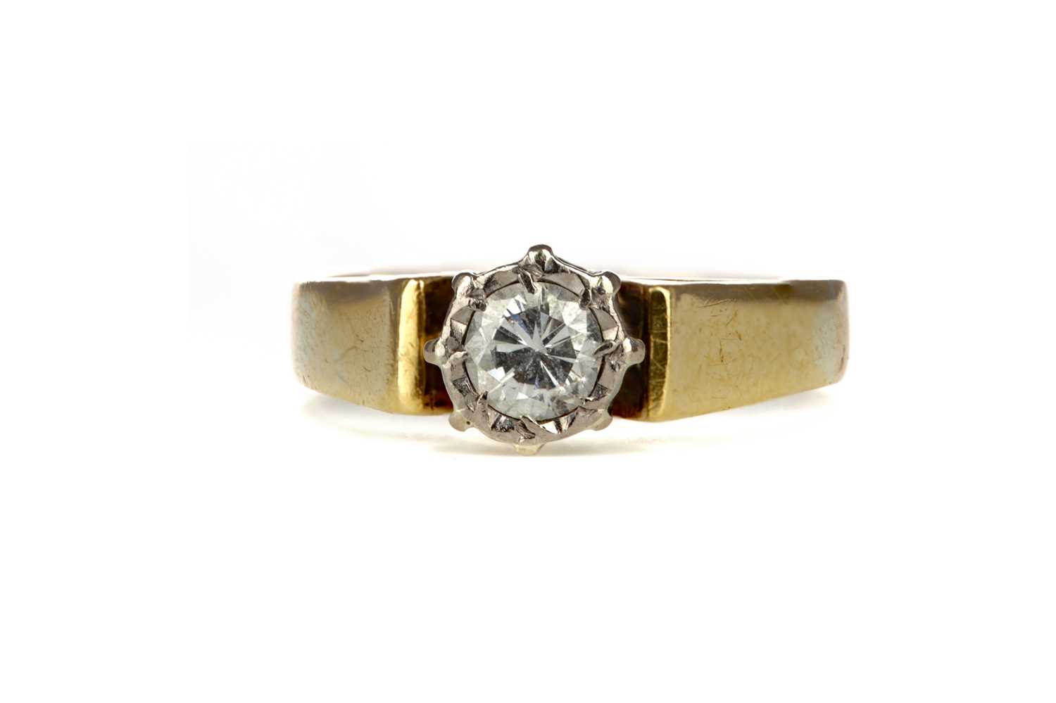 Lot 326 - A DIAMOND SOLITAIRE RING