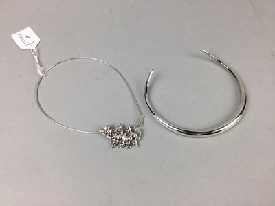 Lot 10 - A CONTEMPORARY SILVER NECKLACE BY JOHN MILLER AND ANOTHER