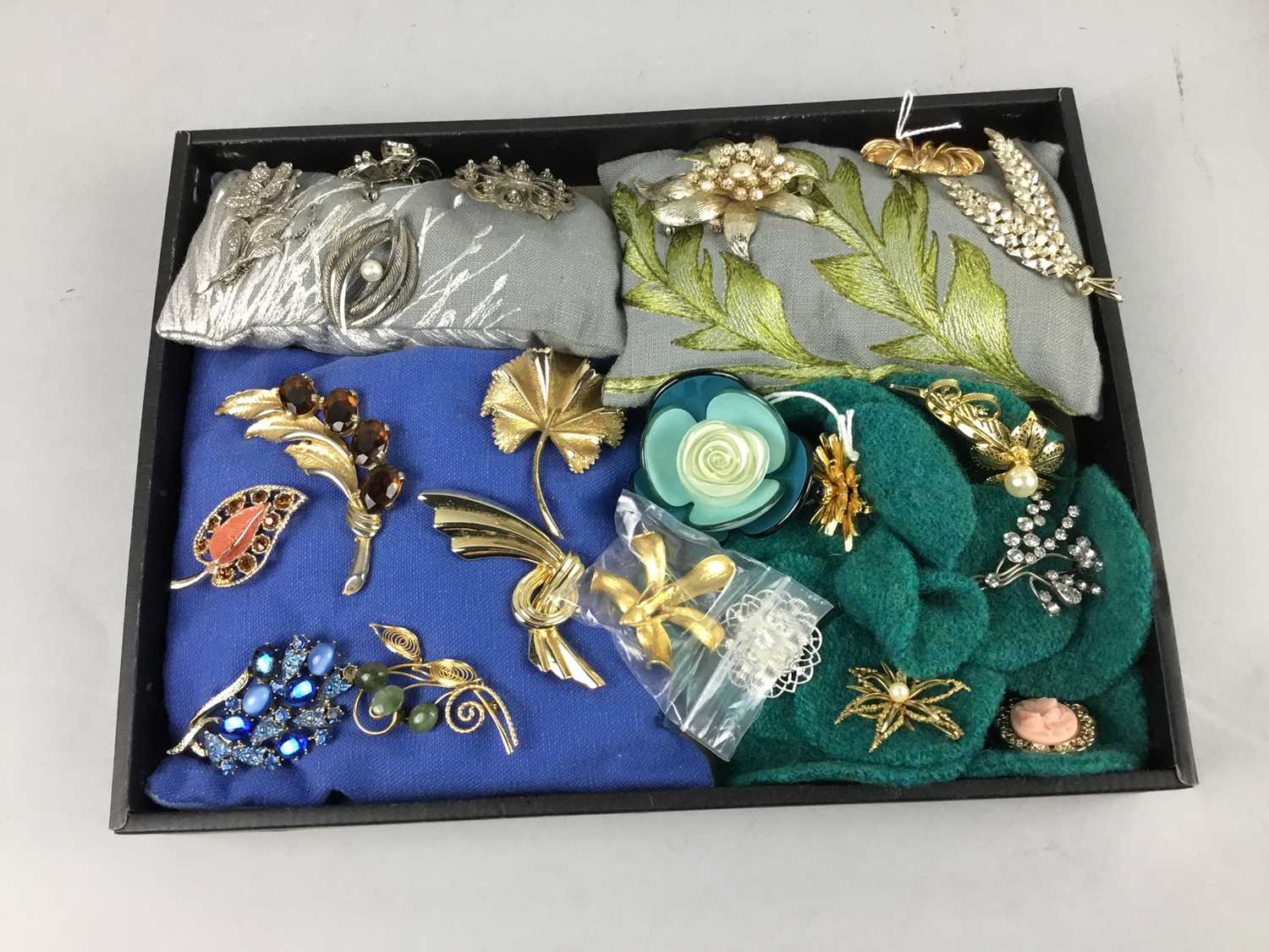 Lot 11 - A LOT OF COSTUME JEWELLERY BROOCHES