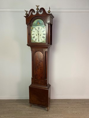 Lot 475 - AN EARLY 20TH CENTURY MAHOGANY GRANDFATHER CLOCK