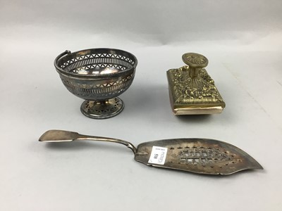 Lot 518 - AN EARLY 19TH CENTURY SILVER FISH SLICE AND SILVER PLATED AND BRASS WARE