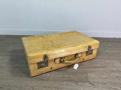 Lot 314 - AN EARLY 20TH CENTURY VELUM SUITCASE