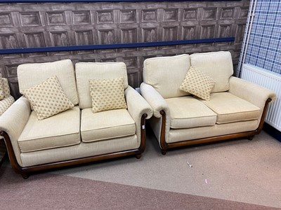 Lot 521 - AN UPHOLSTERED THREE PIECE SUITE