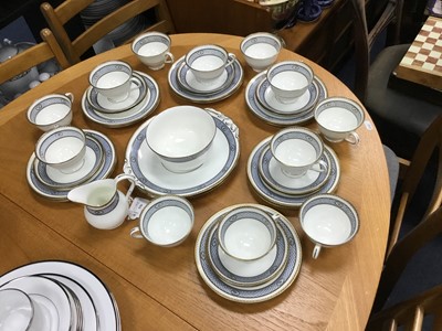 Lot 556 - A CROWN CHELSEA 'CAMEO' PATTERN TEA SERVICE