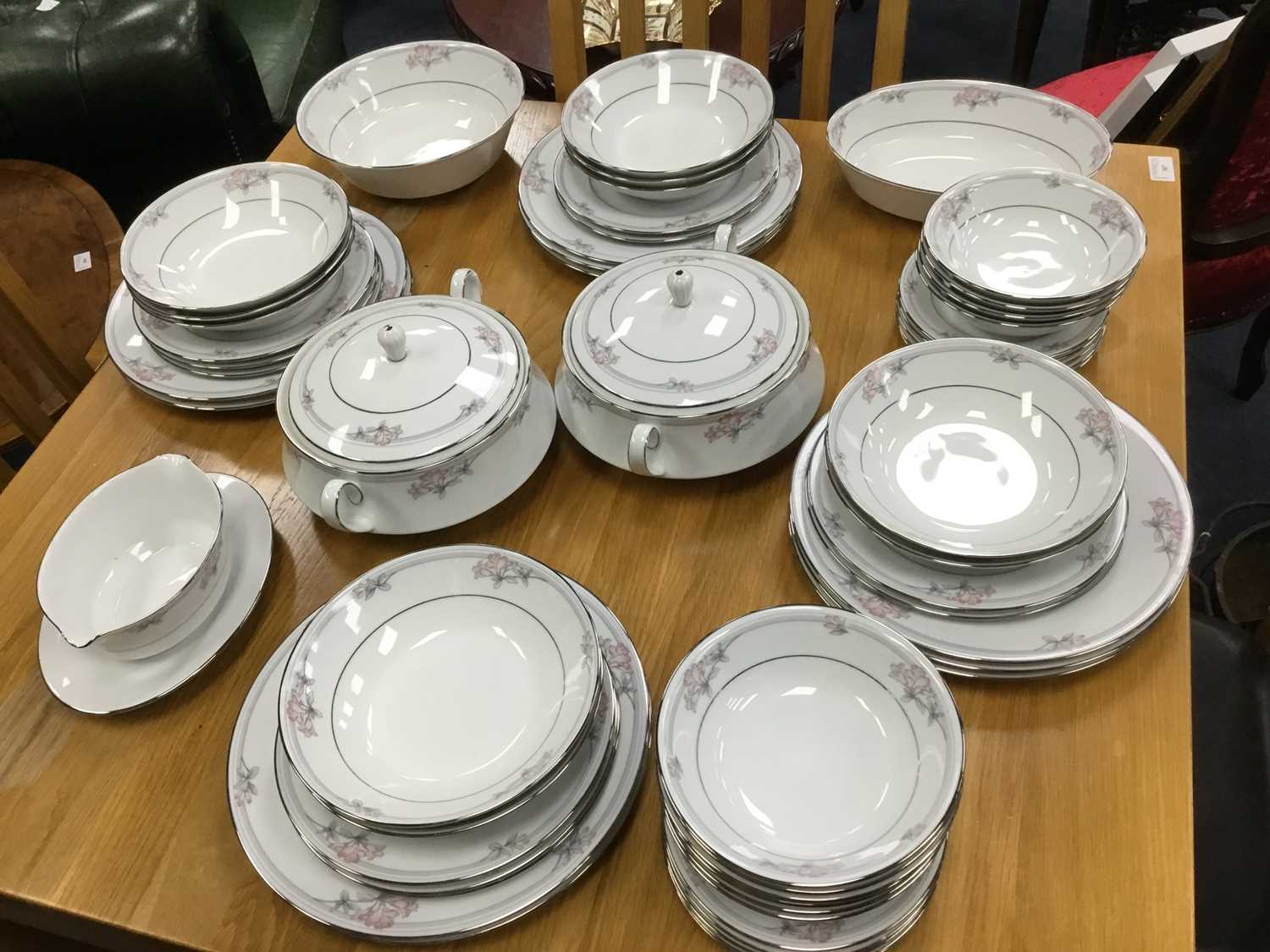 Lot 568 - A NORITAKE 'TARKINGTON' PATTERN DINNER SERVICE AND ROYAL WORCESTER TUREENS AND DISHES