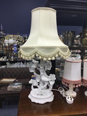 Lot 575 - AN ITALIAN CERAMIC TABLE LAMP AND OTHER TABLE LAMPS AND SHADES
