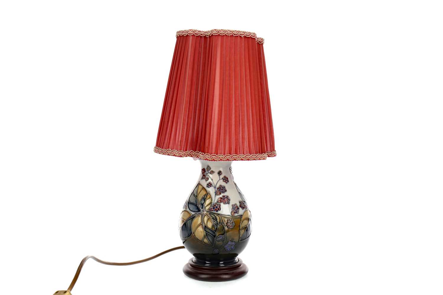 Lot 1046 - A CONTEMPORARY MOORCROFT TABLE LAMP