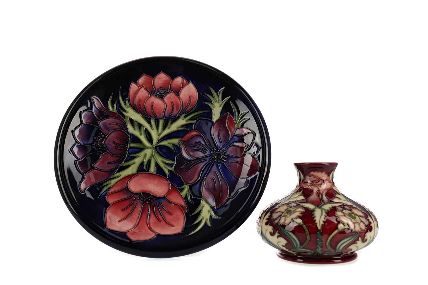 Lot 1051 - A CONTEMPORARY MOORCROFT VASE AND PLATE