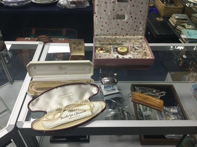 Lot 256 - A COLLECTION OF COSTUME JEWELLERY AND OTHER ITEMS INCLUDING A SILVER PURSE