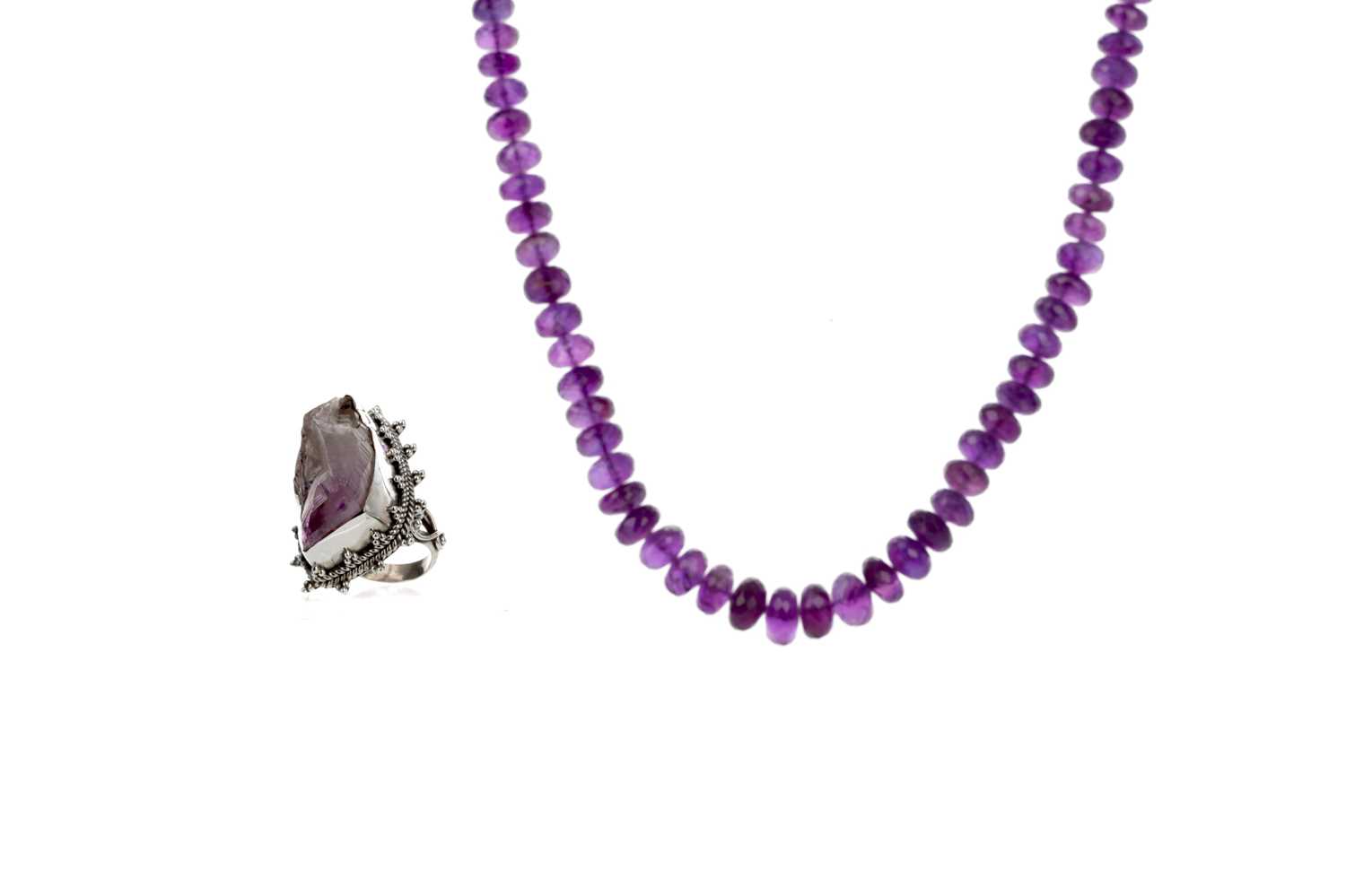 Lot 429 - AN AMETHYST RING AND BEAD NECKLACE
