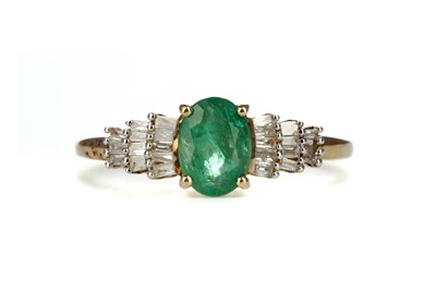 Lot 335 - AN EMERALD AND DIAMOND RING