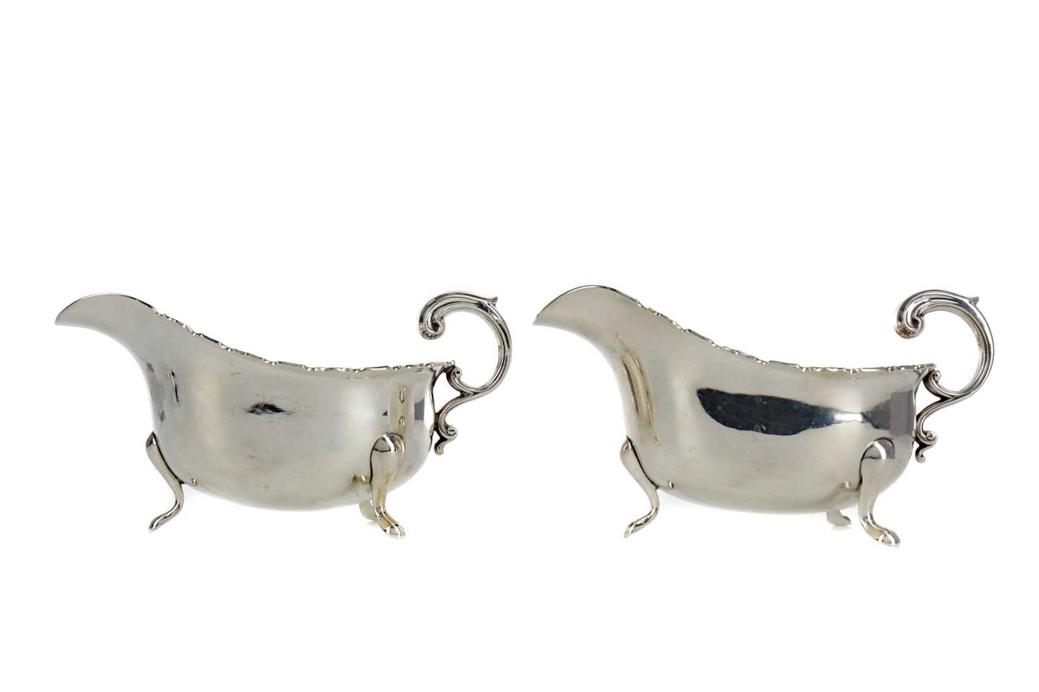 Lot 487 - A PAIR OF EARLY 20TH CENTURY SILVER SAUCE BOATS
