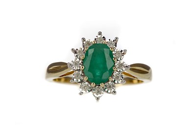Lot 467 - AN EMERALD AND DIAMOND RING