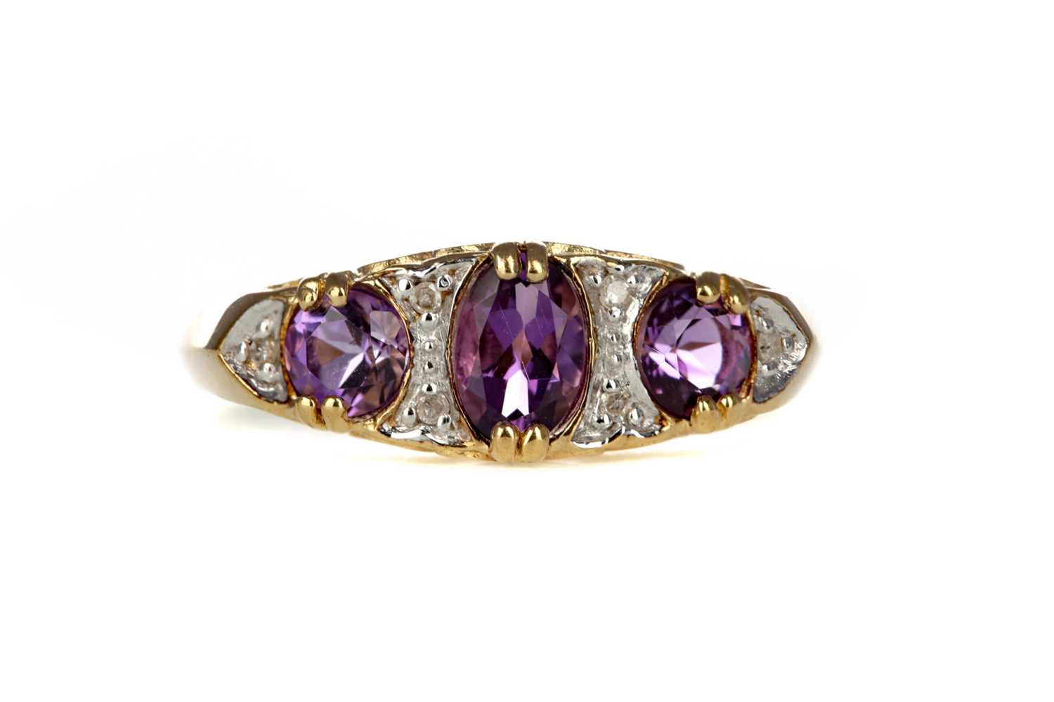 Lot 420 - AN AMETHYST AND DIAMOND RING