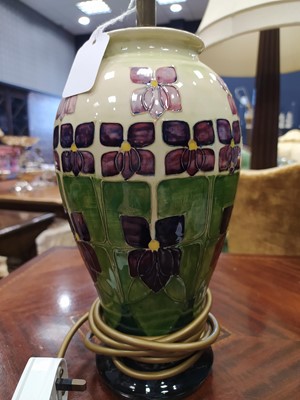 Lot 1056 - A CONTEMPORARY MOORCROFT TABLE LAMP