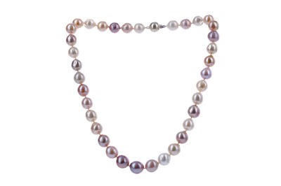 Lot 488 - A STRING OF COLOURED PEARLS