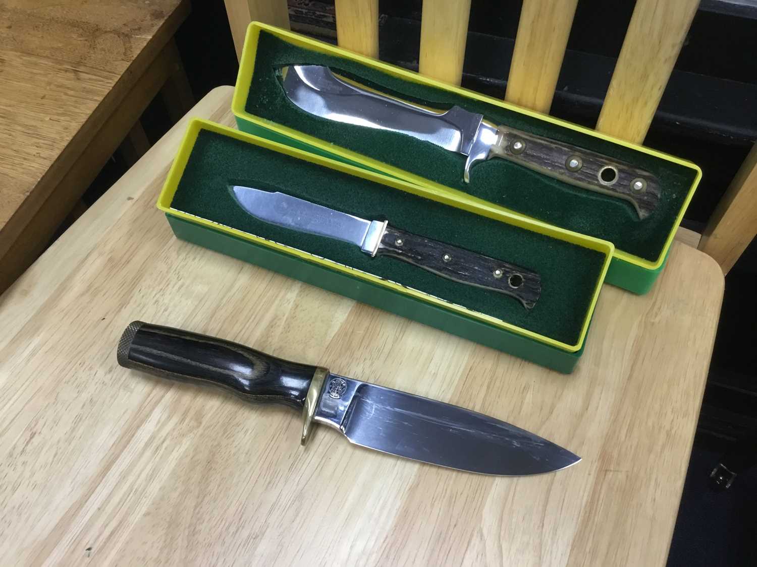Lot 9 - A COLLECTION OF SEVENTEEN HUNTING KNIVES