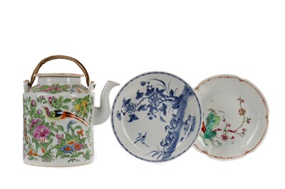 Lot 835 - AN EARLY 20TH CENTURY CHINESE FAMILLE ROSE TEA POT AND TWO DISHES
