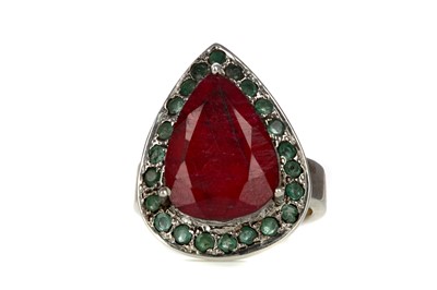 Lot 474 - A RUBY AND EMERALD RING