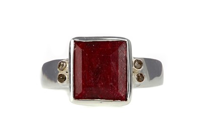 Lot 497 - A RUBY RING