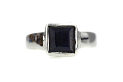 Lot 498 - A SAPPHIRE RING
