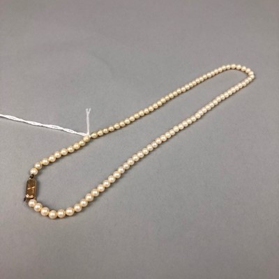 Lot 263 - A SINGLE STRAND PEARL NECKLACE