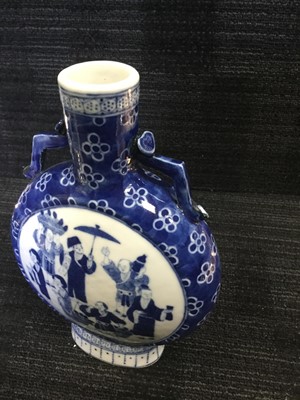 Lot 783 - AN EARLY 20TH CENTURY CHINESE VASE