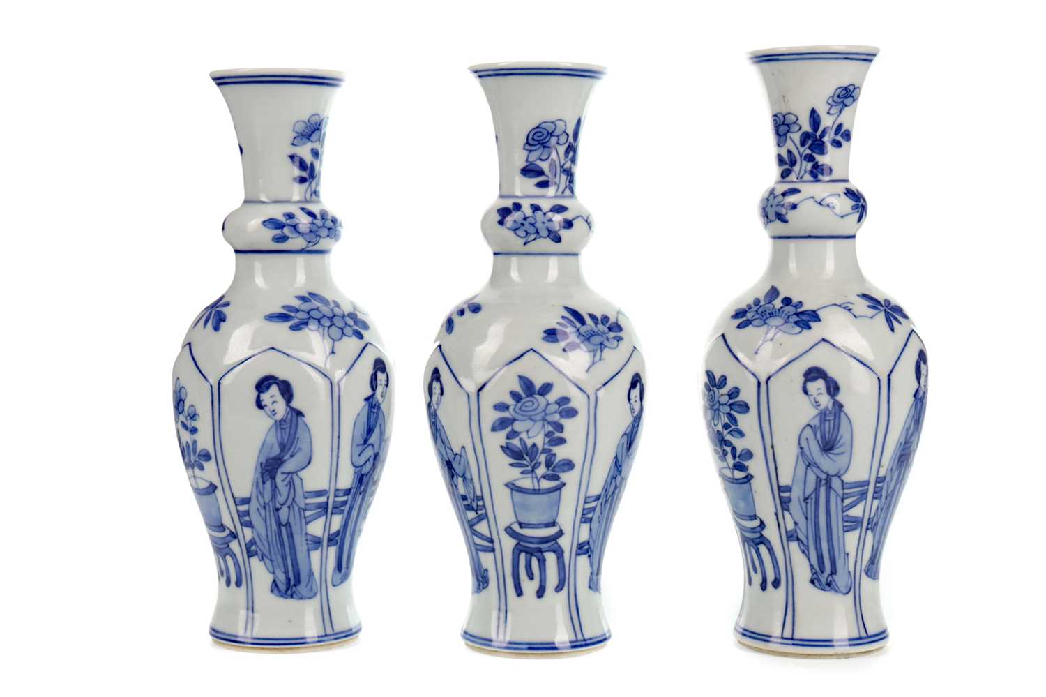 Lot 799 - A SET OF THREE 20TH CENTURY CHINESE VASES
