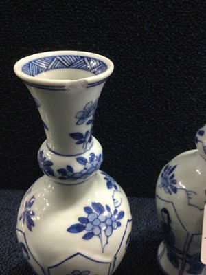 Lot 799 - A SET OF THREE 20TH CENTURY CHINESE VASES
